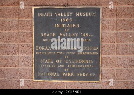 Una targa storica del Death Valley National Museum presso il Furnace Creek Visitor Center presso il Death Valley National Park, giovedì 11 luglio 2024, in Death Foto Stock