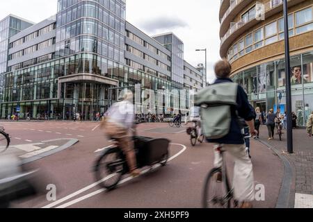 Zentraler Radweg an der Lange Viestraat, in der Innenstadt von Utrecht, Fahrbahnen für Fußgänger, Radfahrer und Autos sind getrennt, dichter Verkehr, Niederlande, Radwege Innenstadt *** pista ciclabile centrale su Lange Viestraat, nel centro della città di Utrecht, corsie per pedoni, ciclisti e automobili sono separate, traffico pesante, Paesi Bassi, piste ciclabili del centro città Foto Stock