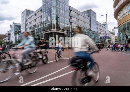 Zentraler Radweg an der Lange Viestraat, in der Innenstadt von Utrecht, Fahrbahnen für Fußgänger, Radfahrer und Autos sind getrennt, dichter Verkehr, Niederlande, Radwege Innenstadt *** pista ciclabile centrale su Lange Viestraat, nel centro della città di Utrecht, corsie per pedoni, ciclisti e automobili sono separate, traffico pesante, Paesi Bassi, piste ciclabili del centro città Foto Stock