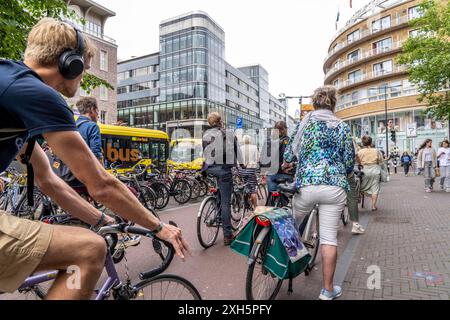 Zentraler Radweg an der Lange Viestraat, in der Innenstadt von Utrecht, Fahrbahnen für Fußgänger, Radfahrer und Autos sind getrennt, dichter Verkehr, Niederlande, Radwege Innenstadt *** pista ciclabile centrale su Lange Viestraat, nel centro della città di Utrecht, corsie per pedoni, ciclisti e automobili sono separate, traffico pesante, Paesi Bassi, piste ciclabili del centro città Foto Stock