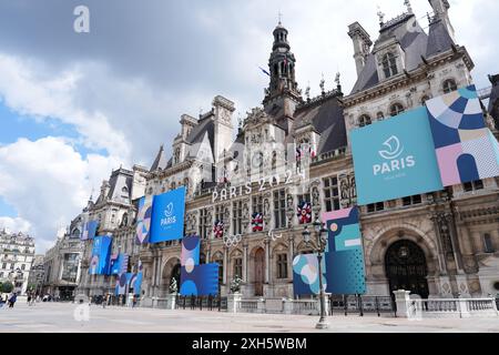 Foto del file del 17/04/24 dell'Hotel de Ville. Parigi diventerà la seconda città ad ospitare le Olimpiadi in tre momenti diversi, quando i 33 Giochi apriranno ufficialmente il 26 luglio. Le maratone inizieranno dal municipio di Parigi sulle rive della Senna. Data di pubblicazione: Venerdì 12 luglio 2024. Foto Stock