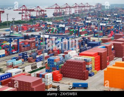 NANJING, CINA.12 LUGLIO 2024.Vista aerea dei container impilati al porto di Longtan sulla riva del fiume Yangtze il 12 luglio 2024 a Nanjing, provincia cinese di Jiangsu. Il totale delle importazioni e delle esportazioni cinesi di beni è aumentato del 6,1% su base annua nella prima metà di quest'anno a 21,17 trilioni di yuan (2,91 trilioni di dollari), raggiungendo un livello record, i dati dell'amministrazione generale delle dogane sono stati mostrati il 12 luglio.credito: Yang Bo/China News Service/Alamy Live News Foto Stock