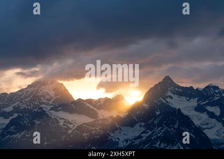 Cielo ardito al tramonto sulle cime innevate di Dent Blanche e Ober Gabelhorn vista da Gornergrat, Zermatt, Vallese, Svizzera Foto Stock