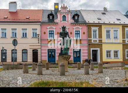 Klášterec nad Ohří, Repubblica Ceca, 07.07.2024, veduta della Piazza della città e degli edifici storici Foto Stock