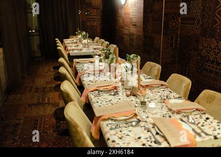 Elegant dining table setup for a birthday celebration. Foto Stock