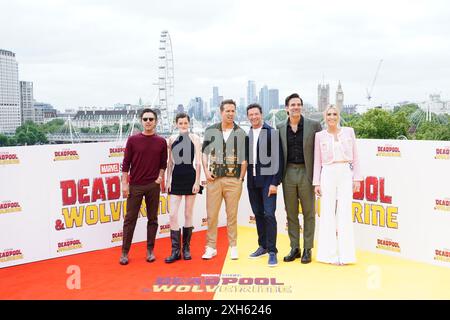 (Da sinistra a destra) Shawn Levy, Emma Corin, Ryan Reynolds, Hugh Jackman, Rob Delaney e Wendy Jacobson, durante una chiamata fotografica per Deadpool e Wolverine all'IET Building nel centro di Londra. Data foto: Venerdì 12 luglio 2024. Foto Stock