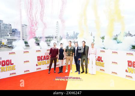 (Da sinistra a destra) Shawn Levy, Emma Corin, Ryan Reynolds, Hugh Jackman, Rob Delaney e Wendy Jacobson, durante una chiamata fotografica per Deadpool e Wolverine all'IET Building nel centro di Londra. Data foto: Venerdì 12 luglio 2024. Foto Stock