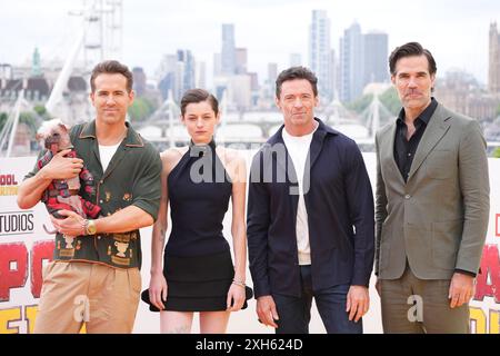 (Da sinistra a destra) Ryan Reynolds, tenendo Peggy, un pug e una croce crestata cinese, che debutterà come Dogpool, Emma Corin, Hugh Jackman e Rob Delaney, durante una chiamata fotografica per Deadpool e Wolverine all'IET Building nel centro di Londra. Data foto: Venerdì 12 luglio 2024. Foto Stock