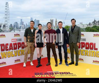 Londra, Regno Unito. 12 luglio 2024. Ryan Reynolds, Emma Corrin, Shawn Levy, Hugh Jackman e Rob Delaney al Deadpool & Wolverine UK Photocall. Crediti: Doug Peters/EMPICS/Alamy Live News Foto Stock