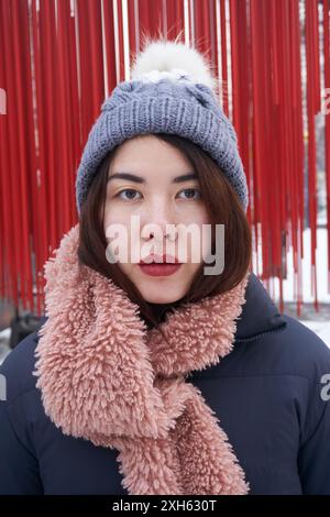 Ritratto di una ragazza asiatica sullo sfondo di canne rosse Foto Stock