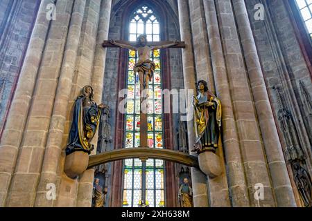 Famoso Crocifisso di Veit Stoß (Veit Stoss), Crocifisso di Wickel, 1520, con la Vergine e San Giovanni, 1506/8. Chiesa di San Sebaldo, Norimberga, Germania. Foto Stock