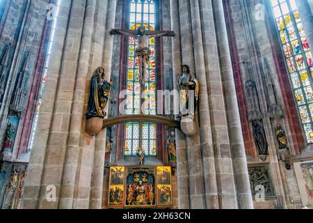 Famoso Crocifisso di Veit Stoß (Veit Stoss), Crocifisso di Wickel, 1520, con la Vergine e San Giovanni, 1506/8. Chiesa di San Sebaldo, Norimberga, Germania. Foto Stock