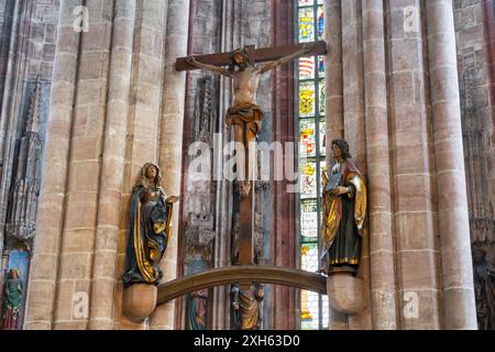 Famoso Crocifisso di Veit Stoß (Veit Stoss), Crocifisso di Wickel, 1520, con la Vergine e San Giovanni, 1506/8. Chiesa di San Sebaldo, Norimberga, Germania. Foto Stock