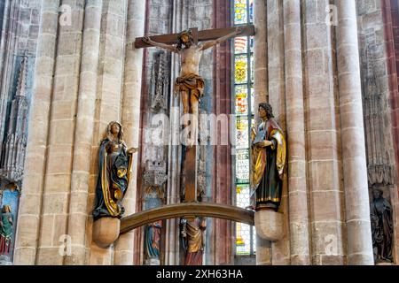 Famoso Crocifisso di Veit Stoß (Veit Stoss), Crocifisso di Wickel, 1520, con la Vergine e San Giovanni, 1506/8. Chiesa di San Sebaldo, Norimberga, Germania. Foto Stock