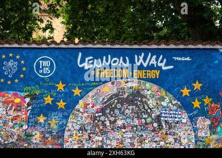 I graffiti del muro di John Lennon, ridipinsero costantemente la famosa attrazione turistica nel quartiere di Mala strana di Praga, Repubblica Ceca, l'11 luglio 2024 Foto Stock