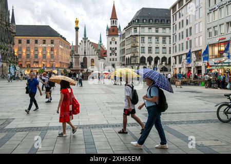Touristen mit Regenschirmen am Marienplatz, München, Juli 2024 Deutschland, München, Juli 2024, Touristen mit Regenschirmen am Marienplatz, Innenstadt, regnerisch, Tourismus, Regenwetter, Sommer, Bayern, *** turisti con ombrelloni a Marienplatz, Monaco di Baviera, luglio 2024 Germania, Monaco di Baviera, luglio 2024, turisti con ombrelloni a Marienplatz, centro città, piogge, turismo, piogge, estate, Baviera, Foto Stock