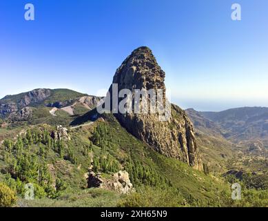 Vista della Roque de Agando dal punto panoramico di Los Roques, delle isole Canarie, della Gomera e del Parco Nazionale di Garajonay Foto Stock