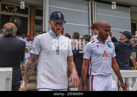 Ben Stokes dell'Inghilterra guida la sua squadra durante il Rothesay First test Match Day Three England vs West Indies a Lords, Londra, Regno Unito, 12 luglio 2024 (foto di Mark Cosgrove/News Images) Foto Stock