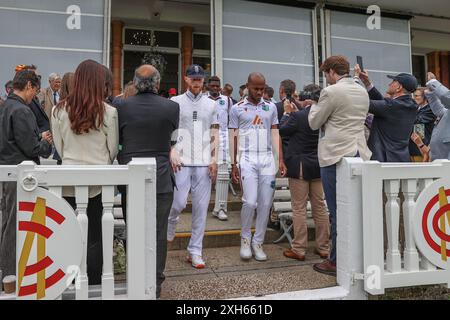 Ben Stokes dell'Inghilterra guida la sua squadra durante il Rothesay First test Match Day Three England vs West Indies a Lords, Londra, Regno Unito, 12 luglio 2024 (foto di Mark Cosgrove/News Images) Foto Stock