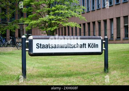 Colonia, Germania 11 luglio 2024: Grande segno con l'iscrizione tedesca per l'ufficio del pubblico ministero "staatsanwaltschaft" nel centesimo di giustizia di colonia Foto Stock