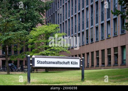 Colonia, Germania 11 luglio 2024: Grande segno con l'iscrizione tedesca per l'ufficio del pubblico ministero "staatsanwaltschaft" nel centesimo di giustizia di colonia Foto Stock