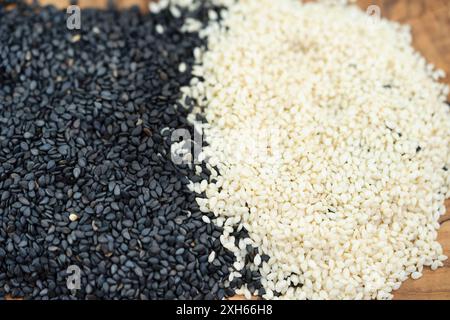 sesamum, sesamo (Sesamum indicum), semi di sesamo sbucciati e non sbucciati Foto Stock