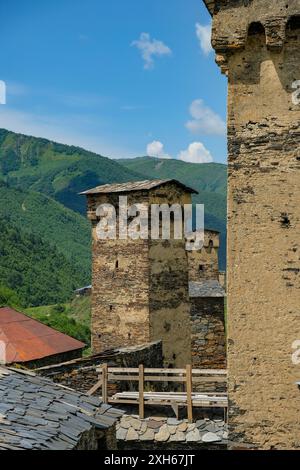 Ushguli, Georgia - 11 luglio 2024: Medieval Svan Towers è una tradizionale dimora fortificata di Ushguli, Georgia. Foto Stock