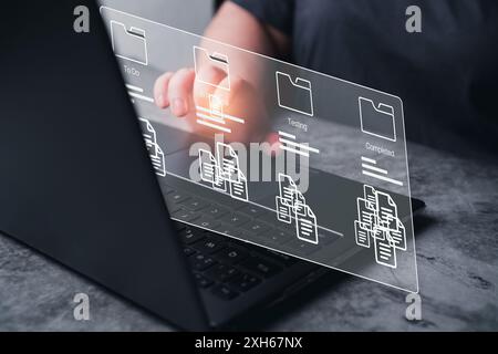 Donna utilizza un software per la gestione dei progetti su un laptop con interfaccia ologramma. Sviluppatore aziendale. Strumento concettuale futuristico per rapidi cambiamenti. Foto Stock