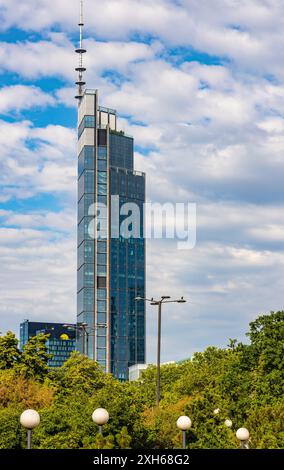 Varsavia, Polonia - 26 maggio 2024: Quartiere degli affari del centro di Srodmiescie con grattacielo di uffici della Torre Varso presso HB Reavis nel centro di Varsavia Foto Stock