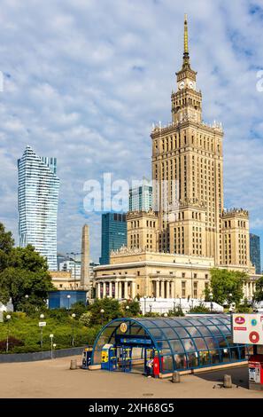 Varsavia, Polonia - 26 maggio 2024: Quartieri del centro di Srodmiescie con Palazzo della Cultura e della Scienza PKiN e grattacieli alla stazione Metro Centrum di Varsavia Foto Stock