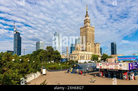 Varsavia, Polonia - 26 maggio 2024: Quartieri del centro di Srodmiescie con Palazzo della Cultura e della Scienza PKiN e grattacieli alla stazione Metro Centrum di Varsavia Foto Stock