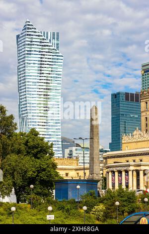 Varsavia, Polonia - 26 maggio 2024: Quartiere degli affari del centro di Srodmiescie con la torre residenziale Zagiel Zlota 44 Sail nel centro di Varsavia Foto Stock