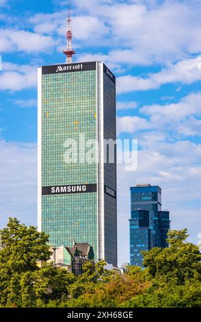 Varsavia, Polonia - 26 maggio 2024: Quartiere degli affari del centro di Srodmiescie con Marriott Hotel e Central Orco Tower in viale Jerozolimski a Varsavia Foto Stock