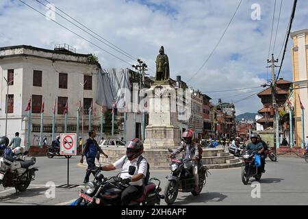 Rotatoria di Juddha Salik a New Road, Kathmandu con statua di Juddha Shumsher Jung Bahadur e Piazza Durbar sullo sfondo Foto Stock