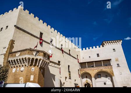 Pitigliano, Grosseto, Toscana, Italia - 27 aprile 2024 - Uno scorcio dell'antico borgo medievale conosciuto come la piccola Gerusalemme. Palazzo Orsini, il c Foto Stock