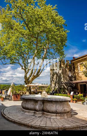 Pitigliano, Grosseto, Toscana, Italia - 27 aprile 2024 - Uno scorcio dell'antico borgo medievale conosciuto come la piccola Gerusalemme. La bellissima fontana Foto Stock