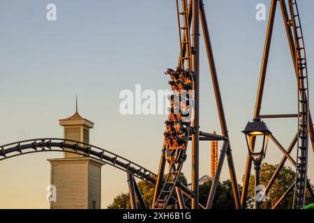 Madrid, Spagna. Luglio 2024. Gli amanti del brivido potranno fare un giro sulle nuove montagne russe "Batman Gotham City Escape" al Parque Warner in Spagna. Foto Stock