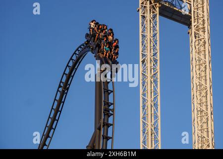 Madrid, Spagna. Luglio 2024. Gli amanti del brivido potranno fare un giro sulle nuove montagne russe "Batman Gotham City Escape" al Parque Warner in Spagna. Foto Stock