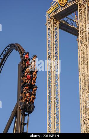 Madrid, Spagna. Luglio 2024. Gli amanti del brivido potranno fare un giro sulle nuove montagne russe "Batman Gotham City Escape" al Parque Warner in Spagna. Foto Stock