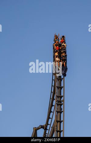 Madrid, Spagna. Luglio 2024. Gli amanti del brivido potranno fare un giro sulle nuove montagne russe "Batman Gotham City Escape" al Parque Warner in Spagna. Foto Stock