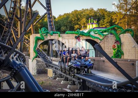 Madrid, Spagna. Luglio 2024. Gli amanti del brivido potranno fare un giro sulle nuove montagne russe "Batman Gotham City Escape" al Parque Warner in Spagna. Foto Stock