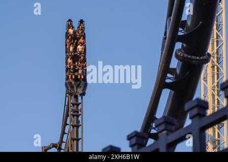 Madrid, Spagna. Luglio 2024. Gli amanti del brivido potranno fare un giro sulle nuove montagne russe "Batman Gotham City Escape" al Parque Warner in Spagna. Foto Stock