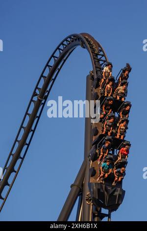 Madrid, Spagna. Luglio 2024. Gli amanti del brivido potranno fare un giro sulle nuove montagne russe "Batman Gotham City Escape" al Parque Warner in Spagna. Foto Stock