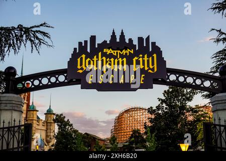 Madrid, Spagna. Luglio 2024. Gli amanti del brivido potranno fare un giro sulle nuove montagne russe "Batman Gotham City Escape" al Parque Warner in Spagna. Foto Stock