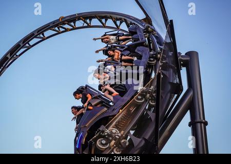 Madrid, Spagna. Luglio 2024. Gli amanti del brivido potranno fare un giro sulle nuove montagne russe "Batman Gotham City Escape" al Parque Warner in Spagna. Foto Stock