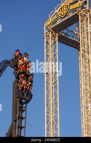 Madrid, Spagna. Luglio 2024. Gli amanti del brivido potranno fare un giro sulle nuove montagne russe "Batman Gotham City Escape" al Parque Warner in Spagna. Foto Stock