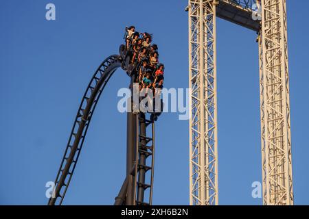 Madrid, Spagna. Luglio 2024. Gli amanti del brivido potranno fare un giro sulle nuove montagne russe "Batman Gotham City Escape" al Parque Warner in Spagna. Foto Stock