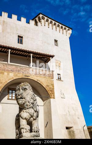 Pitigliano, Grosseto, Toscana, Italia - 27 aprile 2024 - Uno scorcio dell'antico borgo medievale conosciuto come la piccola Gerusalemme. Palazzo Orsini, il c Foto Stock