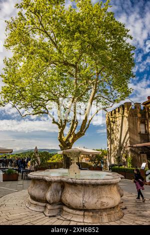 Pitigliano, Grosseto, Toscana, Italia - 27 aprile 2024 - Uno scorcio dell'antico borgo medievale conosciuto come la piccola Gerusalemme. La bellissima fontana Foto Stock