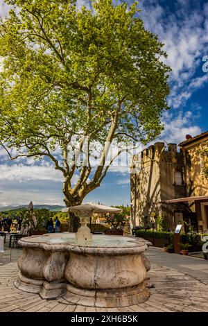 Pitigliano, Grosseto, Toscana, Italia - 27 aprile 2024 - Uno scorcio dell'antico borgo medievale conosciuto come la piccola Gerusalemme. La bellissima fontana Foto Stock